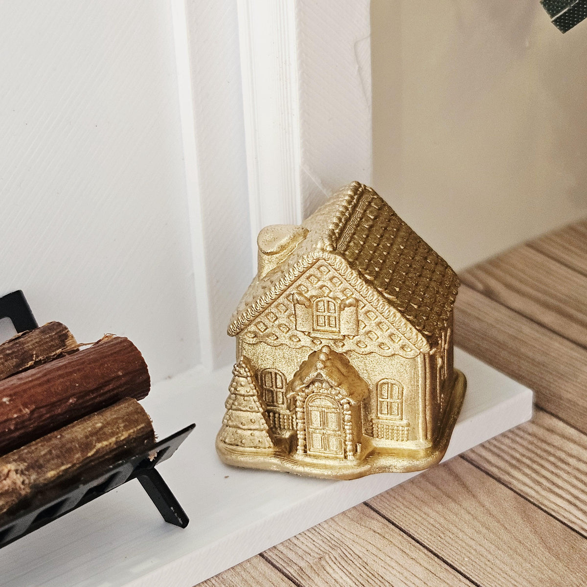 Gold christmas gingerbread house – two sizes in a 1:12 scale dolls house display, detail view 7